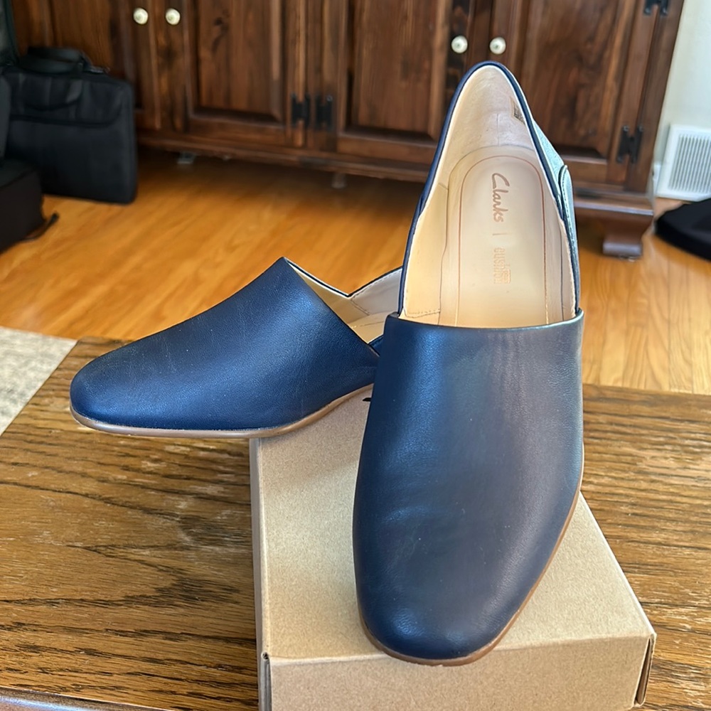 Clarks Navy Leather Size 8M flat